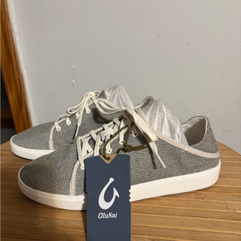 *NWT* OluKai Pehuea Li Sneaker (Women) - Tapa/White Sand. Size: 10